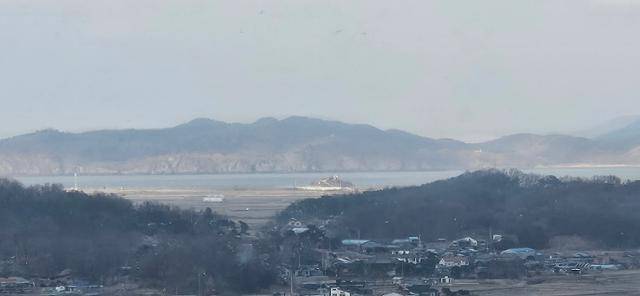 11일 인천 강화군 송해면 하도리의 한 공동묘지 언덕에서 바라본 북한. 강화도=김형준 기자