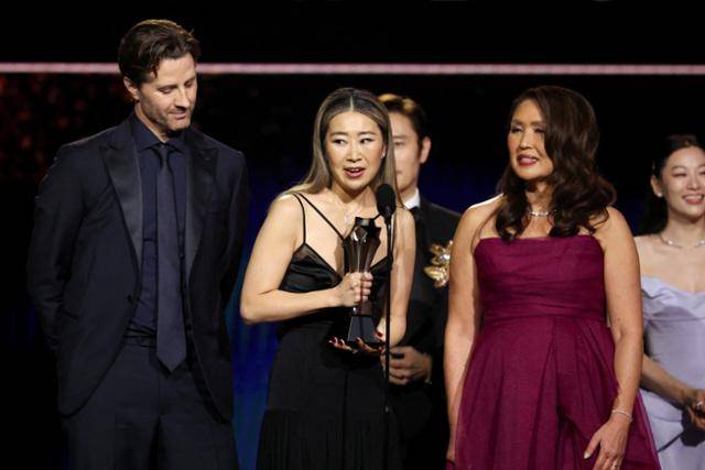 4일 미국 캘리포니아주 산타모니카에서 열린 31회 크리틱스초이스 어워즈에서 매기 강(가운데) 감독이 '케이팝 데몬 헌터스'로 애니메이션 작품상을 수상하며 소감을 밝히고 있다. 로이터 연합뉴스