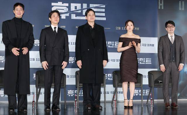 12일 서울 광진구 롯데시네마 건대입구점에서 열린 영화 '휴민트' 제작보고회에 배우 조인성(왼쪽부터), 박정민, 박해준, 신세경, 류승완 감독이 참석해 영화에 대한 다양한 이야기를 나눴다. 연합뉴스