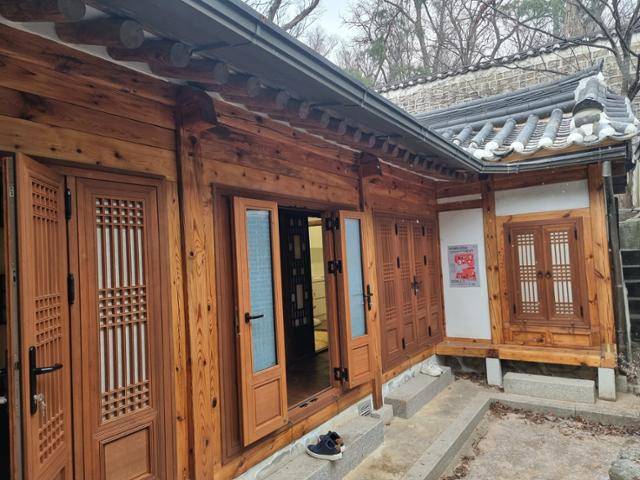 12일 눈 내리는 풍경의 원서동 5호 공공한옥. 김지섭 기자