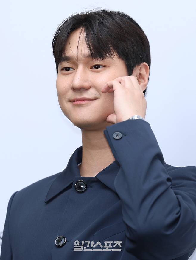 배우 고경표가 26일 오후 서울 강남구 미스지콜렉션 청담 사옥에서 열린 '25 S/S 미스지콜렉션 패션쇼 포토콜' 행사에서 포즈를 취하고 있다. 서병수 기자 qudtn@edaily.co.kr /2024.09.26/