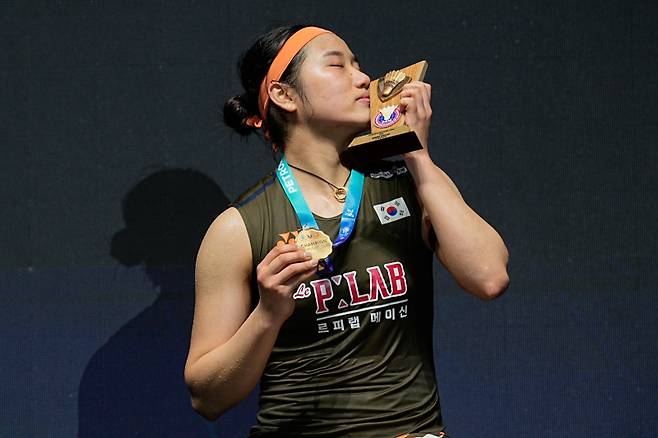 <yonhap photo-4094="">안세영이 통산 기록에서도 새 역사를 노린다. (AP Photo/Kien Huo)/2026-01-11 15:10:35/ <저작권자 ⓒ 1980~2026 ㈜연합뉴스. 무단 전재 재배포 금지, AI 학습 및 활용 금지></yonhap>