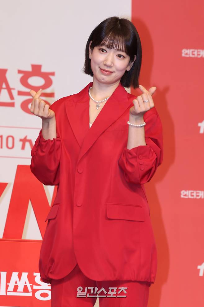 배우 박신혜가 12일 오후 서울 구로구 더링크에서 열린 tvN 새 토일드라마 '언더커버 미쓰홍' 제작발표회에 참석해 포토타임을 갖고 있다. '언더커버 미쓰홍'은 1990년대 세기말, 30대 엘리트 증권감독관 홍금보가 수상한 자금의 흐름이 포착된 증권사에 20살 말단 사원으로 위장취업하며 벌어지는 좌충우돌 레트로 오피스 코미디. 오는 17일 밤 9시 10분 첫 방송. 서병수 기자 qudtn@edaily.co.kr /2026.01.12/