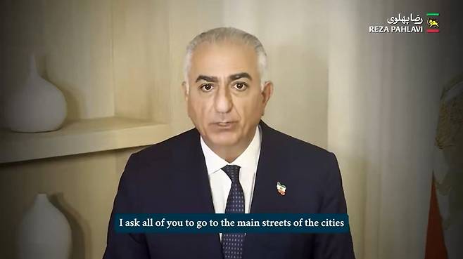 레자 팔라비가 11일(현지시간) X에 올린 영상 메시지를 통해 시위대 집결을 촉구하고 있다. 사진 X 캡처