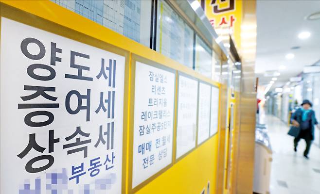 정부가 아파트 매물 출회를 위해 오는 5월 ‘다주택자 양도소득세 중과’ 규제를 4년 만에 재개할 가능성이 커졌다. 4일 서울 한 아파트단지 내 부동산중개업소에 양도세 증여세 등 세금 상담 안내문이 붙어 있다.  이솔 기자