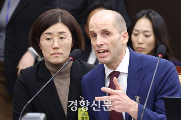 국회에서 지난해 12월30일 열린 쿠팡 개인정보 유출 등에 관한 청문회에서 해럴드 로저스 쿠팡 한국 임시대표가 질의에 답하고 있다. 한수빈 기자