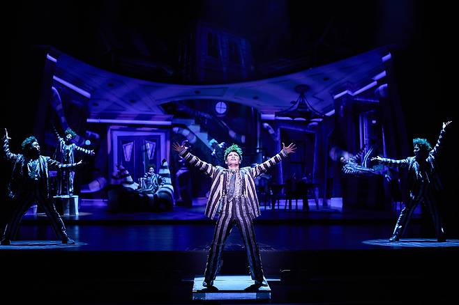 2021년 초연 이후 4년 만에 돌아온 뮤지컬 <비틀쥬스>는 첫 코믹 연기 도전으로 화제가 된 김준수, 초연에도 참여한 베테랑 정성화, 익살스러움이 돋보이는 정원영까지 제각각 매력의 비틀쥬스가 관객들의 호응을 이끌어내고 있다.   CJ ENM 제공