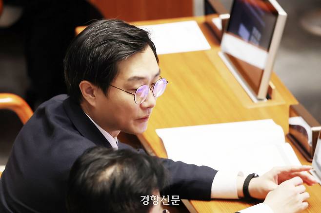 국회에서 지난해 12월30일 열린 본회의에서 성추행 의혹을 받는 장경태 더불어민주당 의원이 이야기를 나누고 있다. 한수빈 기자