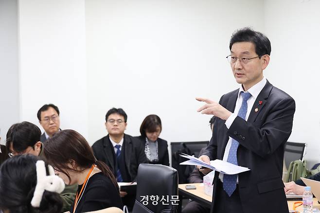 윤창렬 국무조정실장(오른쪽)이 12일 서울정부청사 창성별관에서 공소청법안 및 중대범죄수사청법안에 대해 설명하고 있다. 국무총리실 제공