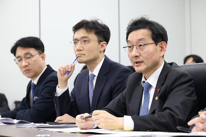Yoon Chang-ryeol (right), head of the Prosecutorial Reform Task Force, speaks to reporters at the Seoul Government Complex on Monday, to announce legislative proposals for the establishment of the Indictment Agency and the Serious Crime Investigations Agency. (Prosecutorial Reform Task Force)