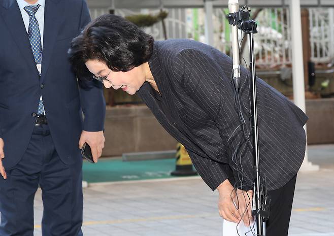 Lee Hye-hoon, nominee for minister of planning and budget, greets reporters after making remarks as she arrives at her office for preparations for a confirmation hearing at the Korea Deposit Insurance Corporation building in Jung District, central Seoul, on the morning of Dec. 30, 2025. Lee apologized, saying, “Insurrection is an illegal act that destroys democracy,” but added, “At the time, I failed to fully grasp the reality of the situation.” [YONHAP]