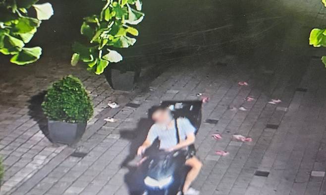 A motorcycle rider throws out Illegal leaflets in the Gangnam area. [SEOUL METROPOLITAN POLICE]