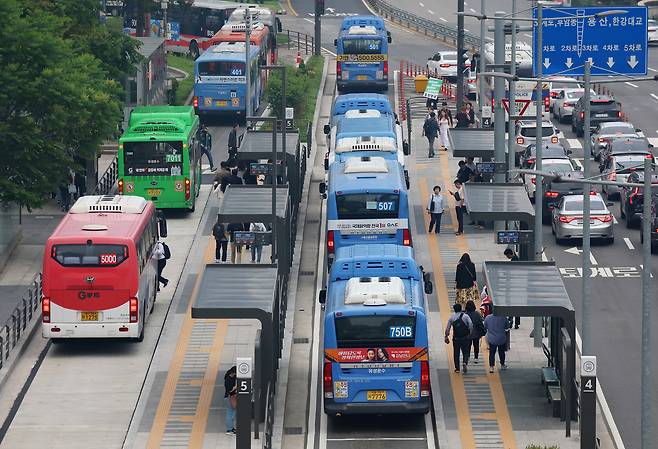 Buses arrive at the Seoul Station bus transfer stop in Jung District, central Seoul, on May 28. [YONHAP]