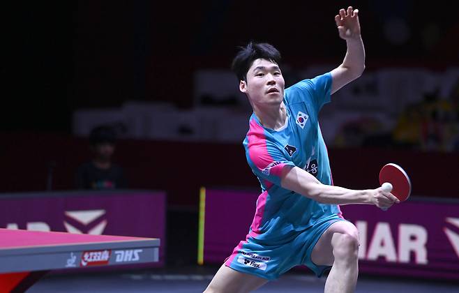 Jang Woo-jin competes against Sweden’s Truls Moregardh in the men’s singles round of 16 at the 2025 WTT Championships at Lusail Arena in Doha, Qatar, on May 22, 2025. [JOINT PRESS CORPS]