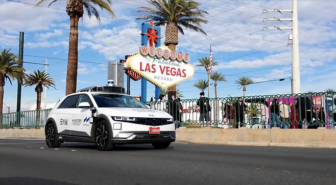 A Motional-developed Ioniq 5 robotaxi navigates the streets of Las Vegas. [HYUNDAI MOTOR]