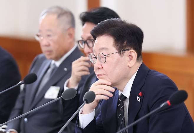 이재명 대통령이 지난 9일 청와대에서 열린 경제성장전략 국민보고회에서 참석자 발언을 듣고 있다. [청와대통신사진기자단]