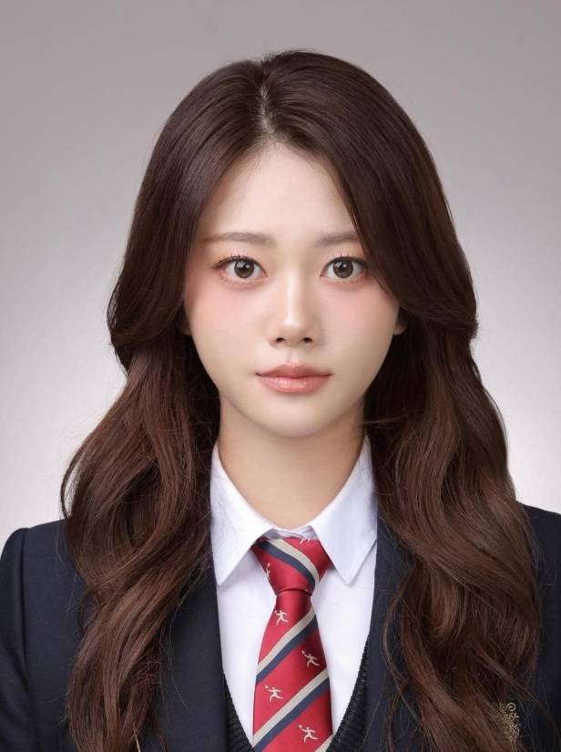 학교측이 공식 SNS에 올린 원지민 졸업 앨범 사진. [사진출처 = 인스타그램]