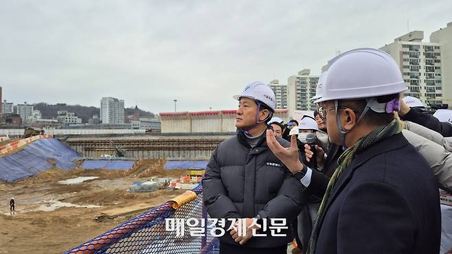 오세훈 서울시장이 12일 오후 광운대역 물류부지 개발 현장을 찾아 공사 현황을 지켜보고 있다 [한창호 기자]