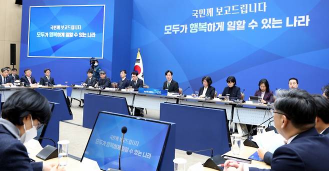 김영훈 고용노동 장관이 12일 세종시 정부컨벤션센터에서 열린  한국산업인력공단 등 산하기관 업무보고에서 발언하고 있다. 2026.1.12/뉴스1  Copyright (C) 뉴스1. All rights reserved. 무단 전재 및 재배포,  AI학습 이용 금지. /사진=뉴스1