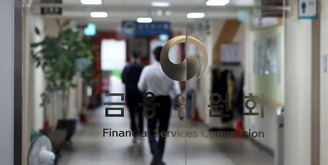 2030년 367조원에 달할 것으로 전망되는 토큰시장 선점에 나설 조각투자 장외거래소 구축에 총 3개사가 최종 심사 대상에 올랐다. 사진은 내년 초 최종 심사 결과를 발표할 계획인 금융위. /사진=뉴시스