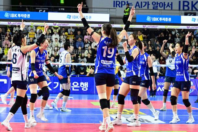 짜릿한 역전승을 기록한 IBK 기업은행 선수들이 환호하고 있다. / 한국배구연맹(KOVO)