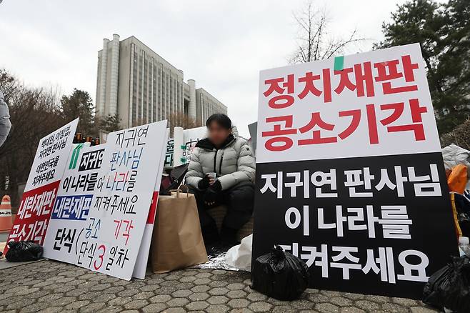 12·3 비상계엄 관련 내란 우두머리 혐의로 기소된 윤석열 전 대통령의 결심공판이 열린 9일 서울 서초구 서울중앙지방법원 앞에서 윤 전 대통령 지지자들이 집회를 열고 있다. 연합뉴스
