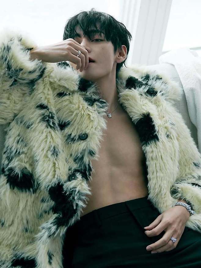 방탄소년단 뷔, 한파 녹일 핫가이…복근부터 화려한 비주얼 끝판왕