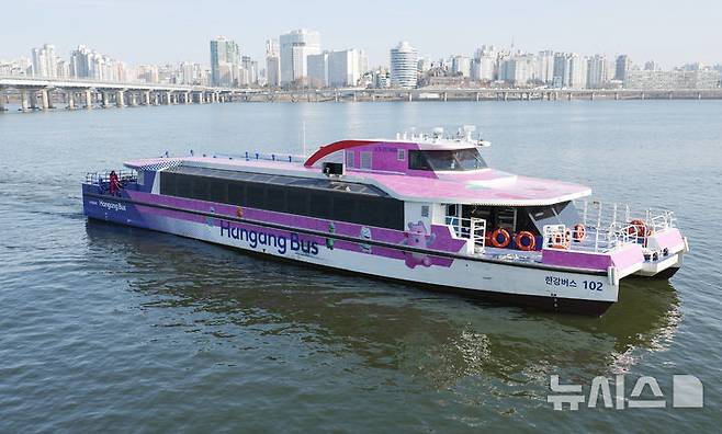 [서울=뉴시스] 김진아 기자 = 한강버스가 지난달 12일 서울 영등포구 여의도선착장에 들어서고 있는 모습. 2025.12.12. bluesoda@newsis.com