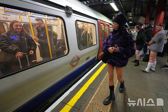 [런던=AP/뉴시스] 11일(현지 시간) 영국 런던에서 연례 '바지 안 입고 지하철 타기'(No Trousers Tube Ride) 행사가 열려 바지를 입지 않은 승객들이 지하철을 이용하고 있다. 2002년 미국 뉴욕에서 시작된 이 행사는 세계로 퍼져나가 매년 1월 세계 각지에서 열리는 국제 행사로 자리 잡았다. 2026.01.12.