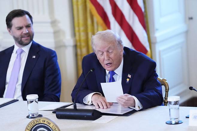 [워싱턴=AP/뉴시스]도널드 트럼프 미 대통령(오른쪽)이 9일(현지시각) 백악관에서 열린 석유기업 대표 간담회에서 발언하고 있다. 2026.01.12.