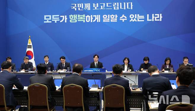 [세종=뉴시스] 강종민 기자 = 김영훈 고용노동부 장관이 12일 세종시 정부세종컨벤션센터에서 열린 노동부 산하기관 업무보고에서 발언하고 있다. 2026.01.12. ppkjm@newsis.com