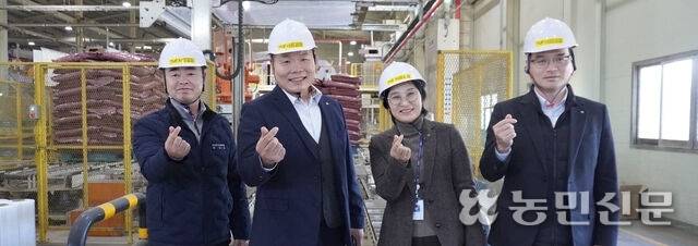 전남 목포무안신안축협 문만식 조합장(왼쪽 두번째부터)과 김미주 완전혼합발효사료(TMF)공장장이 TMF공장에서 고품질 사료를 저렴하게 공급해 농가 경영비 부담을 줄이는 데 온 힘을 다할 것을 다짐하고 있다.