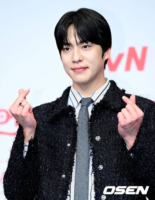 [OSEN=조은정 기자] tvN 새 토일드라마 ‘언더커버 미쓰홍’ 제작발표회가 12일 오후 서울 구로구 신도림 더링크 호텔에서 열렸다.‘언더커버 미쓰홍’은 1990년대 세기말, 30대 엘리트 증권감독관 홍금보가 수상한 자금의 흐름이 포착된 증권사에 20살 말단 사원으로 위장취업하며 벌어지는 좌충우돌 레트로 오피스 코미디다. 고경표 외에 배우&nbsp;박신혜,&nbsp;하윤경&nbsp;등이 출연한다.배우 조한결이 포즈를 취하고 있다. 2026.01.12 /cej@osen.co.kr