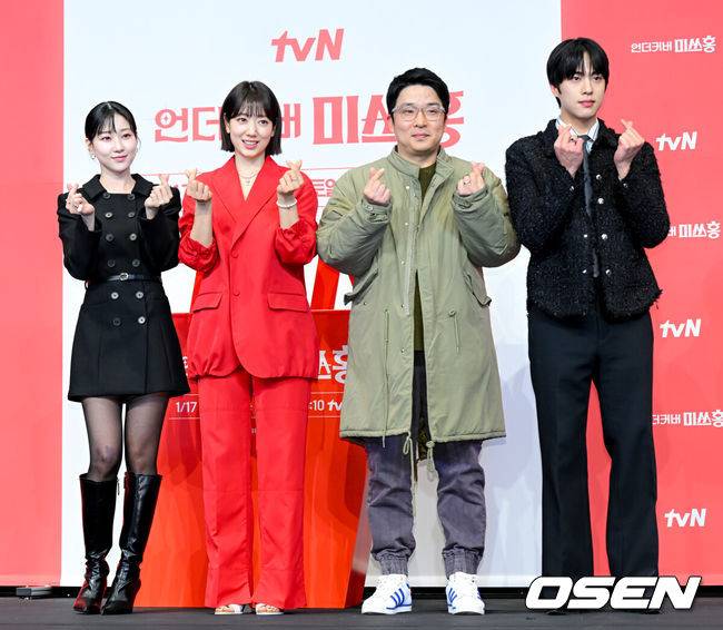 [OSEN=조은정 기자] tvN 새 토일드라마 ‘언더커버 미쓰홍’ 제작발표회가 12일 오후 서울 구로구 신도림 더링크 호텔에서 열렸다.‘언더커버 미쓰홍’은 1990년대 세기말, 30대 엘리트 증권감독관 홍금보가 수상한 자금의 흐름이 포착된 증권사에 20살 말단 사원으로 위장취업하며 벌어지는 좌충우돌 레트로 오피스 코미디다. 고경표 외에 배우&nbsp;박신혜,&nbsp;하윤경&nbsp;등이 출연한다.배우 하윤경, 박신혜, 조한결과 박선호 감독이 포즈를 취하고 있다. 2026.01.12 /cej@osen.co.kr