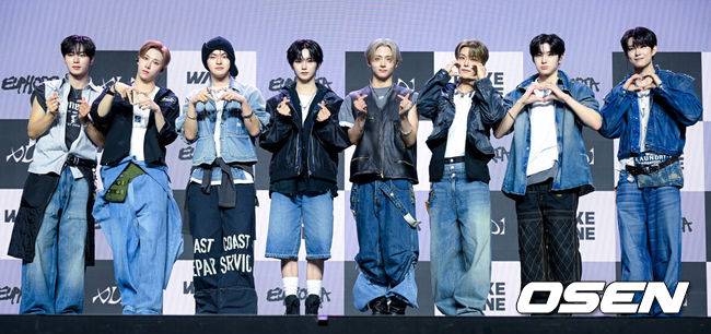 [OSEN=조은정 기자] 알파드라이브원 미니 1집 ‘EUPHORIA’ 발매 기념 미디어 쇼케이스가 12일 서울 용산구 블루스퀘어에서 열렸다.알파드라이브원의 데뷔 앨범인 미니 1집 ‘EUPHORIA’에는 선공개곡 ‘FORMULA’(포뮬러)와 타이틀곡 ‘FREAK ALARM’(프릭 알람)을 비롯해 ‘Raw Flame’(로우 플레임), ‘Chains’(체인스), ‘Never Been 2 Heaven’(네버 빈 투 헤븐), ‘Cinnamon Shake’(시나몬 셰이크)까지 총 6곡이 수록됐다.알파드라이브원이 포즈를 취하고 있다.  2026.01.12 /cej@osen.co.kr