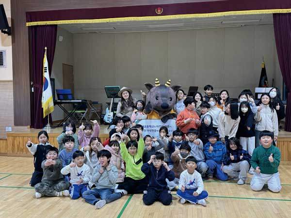 설악산국립공원 마스코트와 기념 촬영을 한 초등학생들. 사진 남애초.