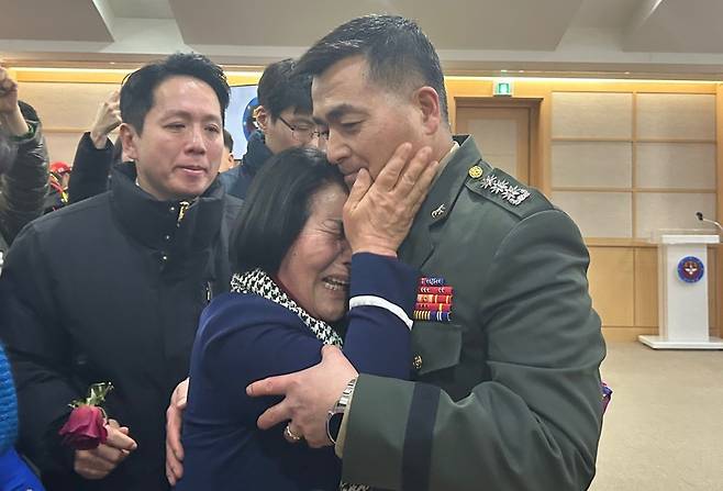 항명 및 상관 명예훼손 혐의로 기소된 박정훈 전 해병대 수사단장(오른쪽)이 지난 2025년 1월9일 군사법원&nbsp;1심에서&nbsp;무죄&nbsp;선고를 받은 뒤 모친과 얼싸안으며 기쁨을 나누고 있다. 세계일보 자료사진