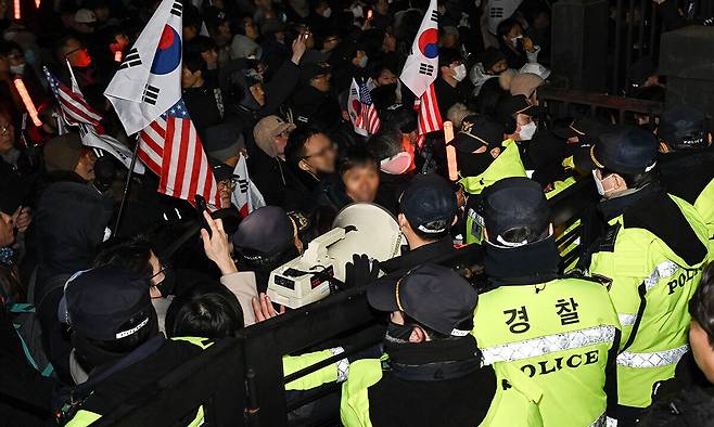 지난 2025년 1월 19일 내란 우두머리 혐의로 체포된 윤석열 대통령의 영장실질심사가 열린 18일 오후 서울 마포구 서울서부지방법원에서 경찰이 윤 대통령 지지자들과 대치하고 있다. 뉴스1