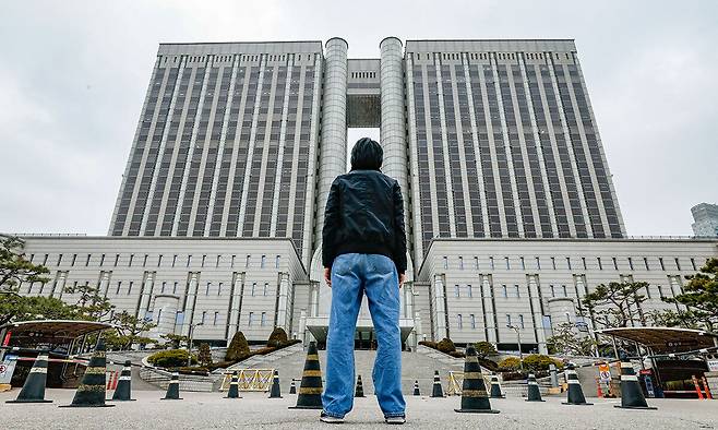 서울서부지법을 습격해 난동을 부린 시위대 중 한 명이었던 김태영(31)씨가 지난해 12월24일 서울 서초구 서울고법에서 열린 2심 선고공판에 출석하고 있다. 원심은 징역 1년6개월 집행유예 3년을 선고했다. 김씨는 항소했지만 2심 재판부가 이를 기각하자 상고했다. 최상수 기자