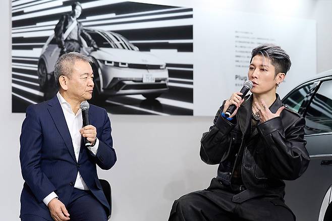 토크쇼를 진행 중인 나나오미 토시유키 사장과 미야비