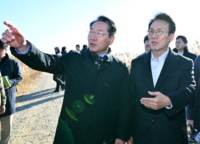 유정복 인천시장이 지난해 수도권매립지에서 김민석 국무총리와 매립현황과 2매립장 사용종료에 따른 활용방안 등을 점검하고 있다. 사진제공=인천시