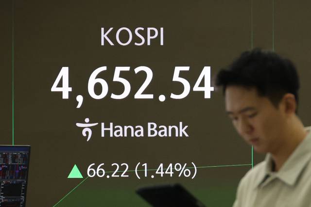 12일 서울 중구 하나은행 딜링룸 현황판에 코스피 지수가 표시되고 있다. 이날 코스피는 53.57포인트(1.17%) 오른 4639.89로 개장하며 역대 최고치를 또 경신했다. 연합뉴스