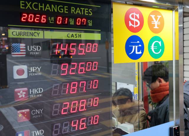 이달 7일 서울 중구 명동의 환전소에서 관광객들이 환전을 하고 있다. 뉴스1