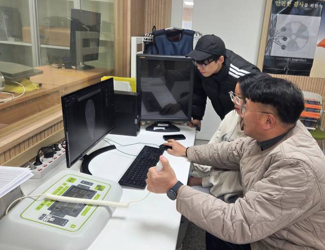 지난해 12월 22일 동강대학교 방사선학과가 서울 여의도성모병원으로부터 영상의학과 판독용 모니터 2대를 기증 받아 테스트하고 있다. 사진 제공=동강대