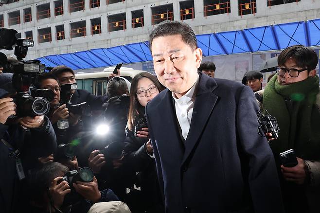 공천 헌금 수수 등 각종 비위 의혹을 받는 김병기 더불어민주당 의원이 12일 서울 여의도 중앙당사에서 열린 윤리위원회에 출석하고 있다. ⓒ연합뉴스