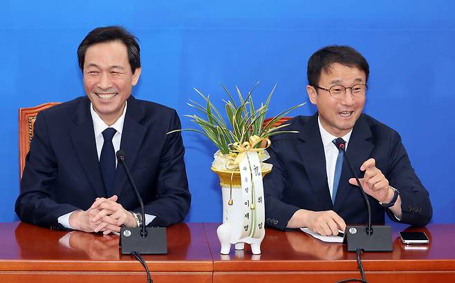 더불어민주당 한병도 신임 원내대표(오른쪽)가 12일 국회에서 취임 인사차 방문한 우상호 청와대 정무수석을 만나 얘기를 나누고 있다. ⓒ연합뉴스