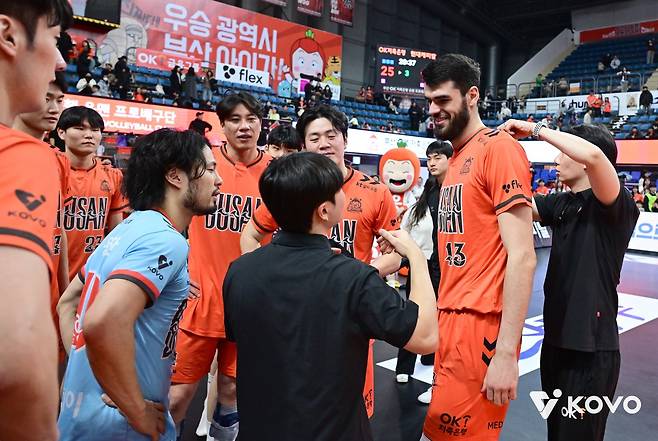 OK저축은행은 신영철 감독(가운데)의 지도 하에 주포 디미트로프(오른쪽)가 4라운드 들어 살아나면서 이번 시즌 봄배구 진출 도전에 속도를 붙였다. 사진제공│KOVO