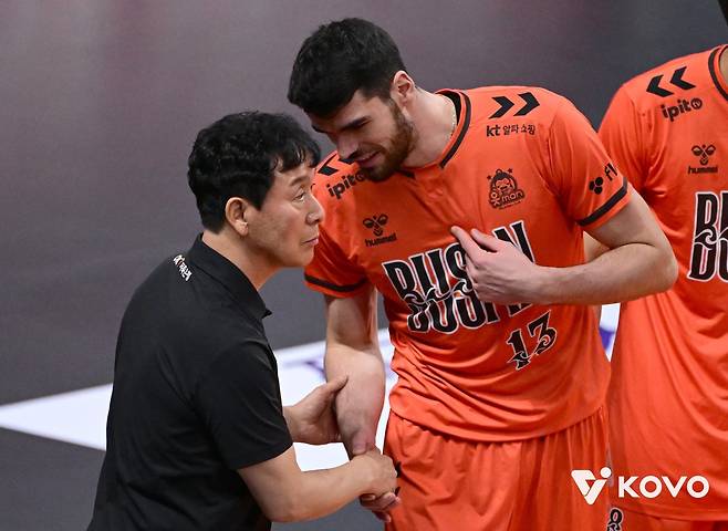 OK저축은행은 신영철 감독(왼쪽)의 지도 하에 주포 디미트로프(오른쪽)가 4라운드 들어&nbsp;살아나면서 이번 시즌 봄배구 진출 도전에 속도를 붙였다. 사진제공│KOVO