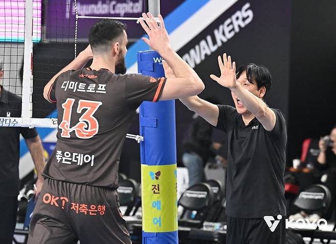 OK저축은행은 신영철 감독(오른쪽)의 지도 하에 주포 디미트로프(왼쪽)가 4라운드 들어&nbsp;살아나면서 이번 시즌 봄배구 진출 도전에 속도를 붙였다. 사진제공│KOVO