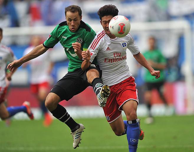 손흥민이 2012년 함부르크 시절, 하노버 체룬돌로와 볼을 다투고 있다. 게티이미지코리아